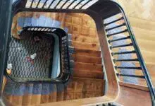 Innenansicht eines Treppenhauses mit sanierter Treppe