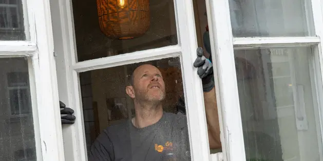 Reparatur eines alten Holzfensters im Raum Augsburg